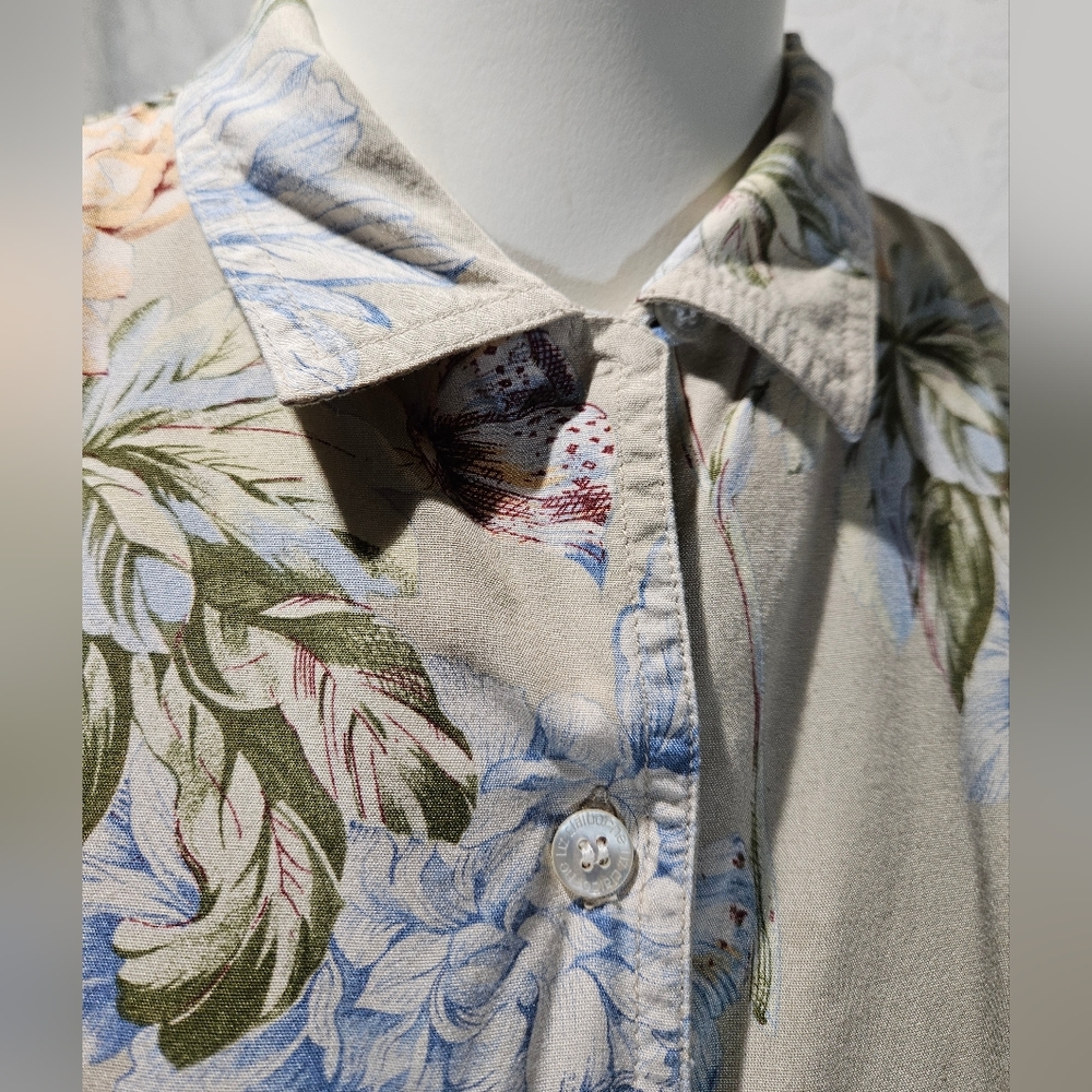 Liz Claiborne Floral Button Top - Picture 8 of 8